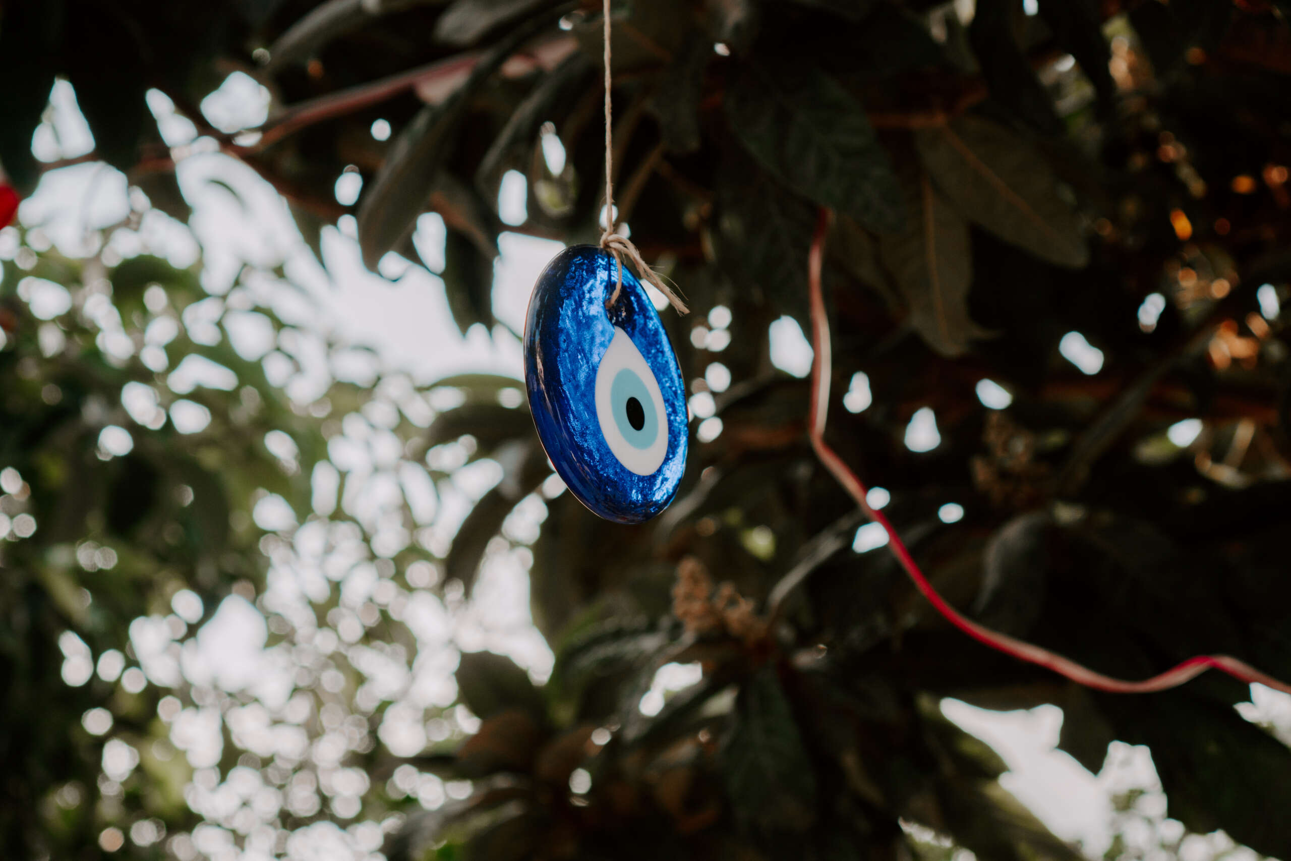 Está a ser afetado pelo mau‑olhado? Saiba o que é e descubra como a inveja, bruxarias e doenças espirituais podem impactar a sua vida